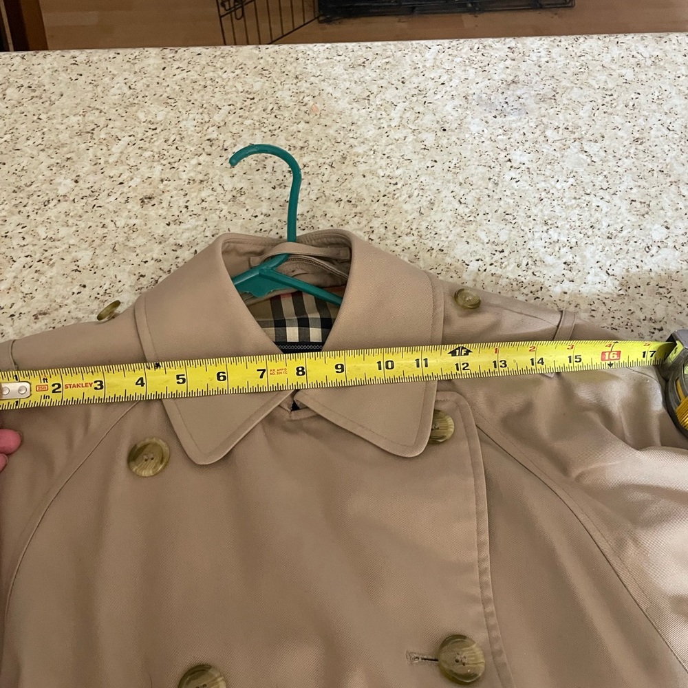 Burberry trench coat with zippered liner great shape measurements in photos
